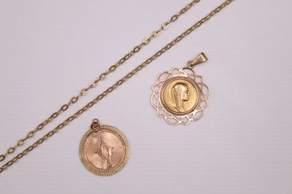 null Lot of 18k (750) yellow gold including : 
- a chain with mesh forçat 
Around...