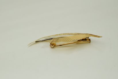 null Brooch in 18K (750) yellow and white gold stylizing a leaf. The pin in 18K yellow...