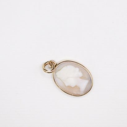 null Pendant in 18K (750) yellow gold with a cameo in the profile of a young woman....