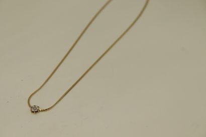 null Gold chain 18K (750) holding a small pendant decorated with round diamonds.
Necklace...
