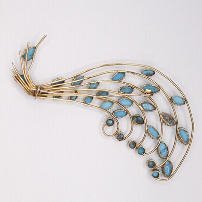 null 9K gold brooch (375) drawing a stylized peacock decorated with oval turquoise...