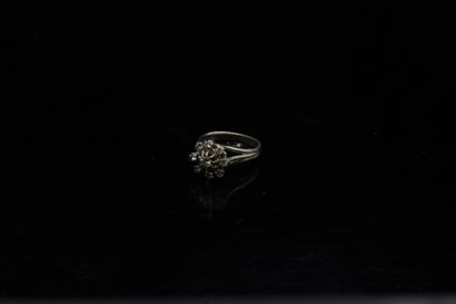 null Daisy ring in 18k (750) white gold set with nine imitation white stones.
Finger...