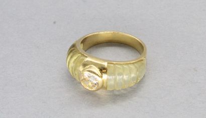 null 18K (750) yellow gold ring set with a half-cut diamond and a gadroon-cut topaz.
Estimated...