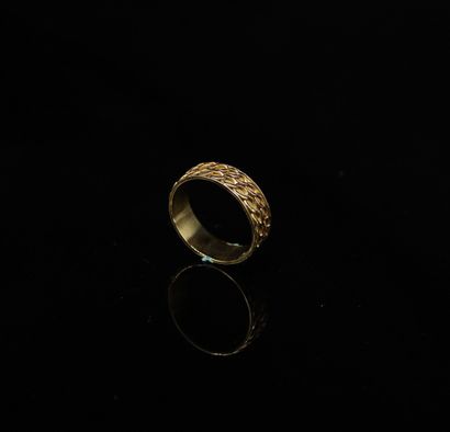 null Wedding ring in 18k (750) yellow gold with two chains, one in yellow gold and...