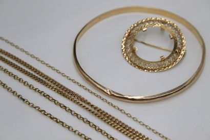 null Lot of yellow gold and gold fragments (750) including 
- two chains 
Length...