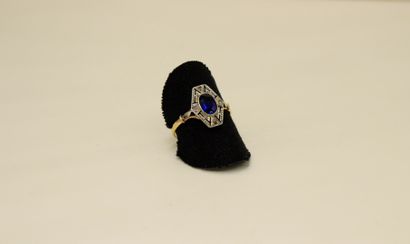 null Ring in 18K (750) yellow and white gold set with an oval synthetic sapphire.
Finger...