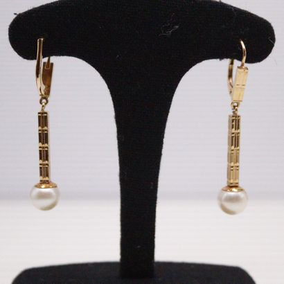 null Pair of 18k (750) yellow gold earrings, each with a cultured pearl. 
Gross weight...