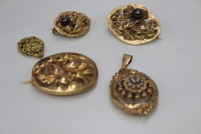 null Lot of five brooches in 18K (750) yellow gold including : 
- a brooch with a...