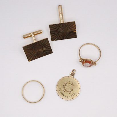 null 18k (750) yellow gold lot including a pair of cufflinks, a wedding band, a pendant...