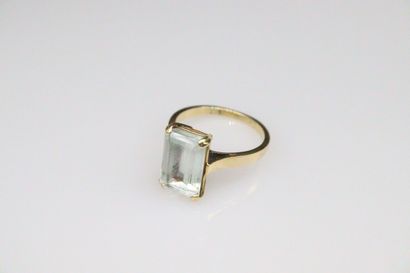 null 18K (750) yellow gold ring set with a rectangular cut aquamarine.
Finger size...
