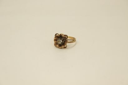 null Ring in 18k (750) yellow gold with a white stone. 
Finger size : 54 - Gross...