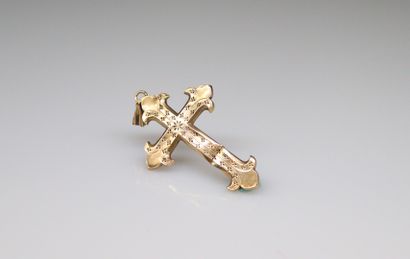 null Pendant in yellow gold 18k (750) forming a lanceolate cross with chased decoration...