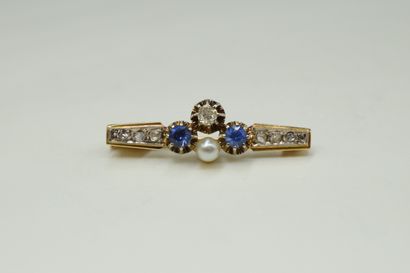 null Brooch in yellow gold 18K (750) decorated with sapphires and small pearls. 
Weight...