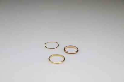null Lot of gold various titles including: 
-two 18k (750) yellow gold wedding rings...