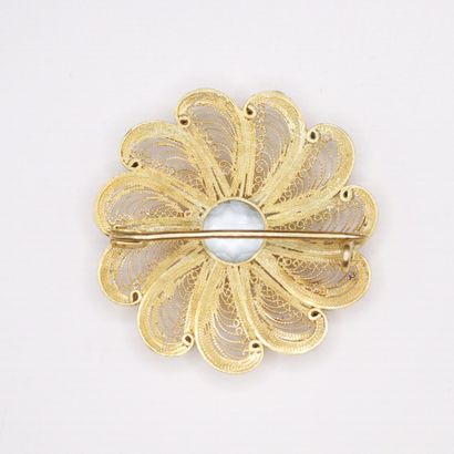 null Brooch in 18K (750) yellow gold forming a flower with filigree petals, adorned...