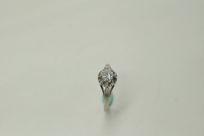 null Solitaire en platine et or gris 18K (750) orné d'un diamant rond taille moderne...