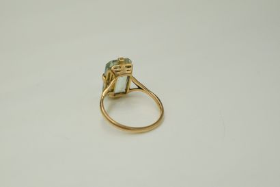 null Ring in 18K (750) yellow gold set with a rectangular aquamarine.
Finger size:...