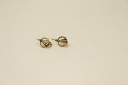 null Pair of 18k (750) yellow and white gold sleepers. 
French work. 
Weight : 1.6...