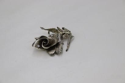 null Brooch in 18K (750) white gold forming a rose set with two modern round diamonds....