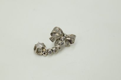 null Pendentif en platine(750) formant un noeud orné de diamants taillés en rose...