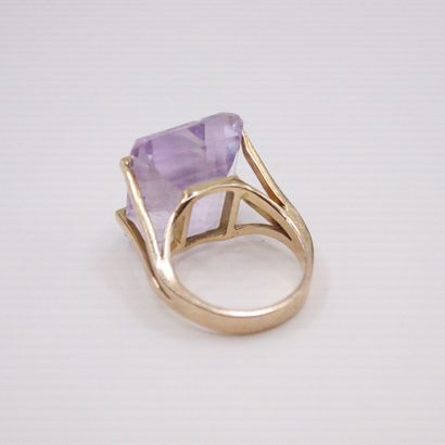 null 18k (750) yellow gold ring set with a rectangular cut amethyst. 
Finger size:...