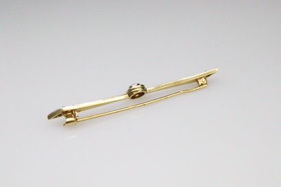 null Brooch in 18K (750) white and yellow gold with an old cut diamond in its center....