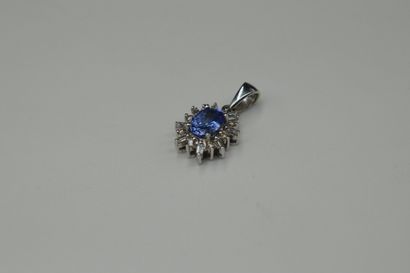 null 18K (750) white gold pendant set with a synthetic blue stone in a diamond setting.
...