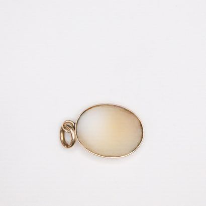 null Pendant in 18K (750) yellow gold with a cameo in the profile of a young woman....
