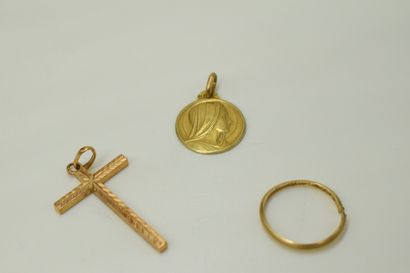 null Lot d'or jaune 18K (750) comprenant : 
- un pendentif croix
- une médaille religieuse
-...