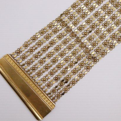 null Bracelet en or jaune 18K (750) à maillage alternant motif de fleurettes et losangiques....