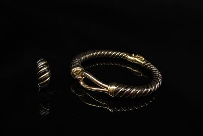 null Set in 18K (750) yellow gold and black synthetic material comprising : 
- a...