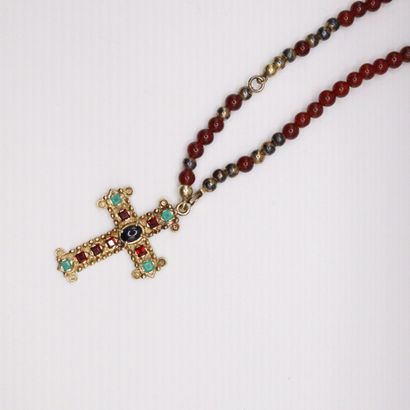 null Pearl necklace holding a 14K (585) yellow gold and silver cross pendant adorned...