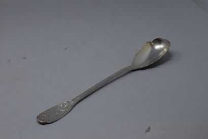 null Silver salad server (950) with chiseled plant and vine decoration. 
Weight :...