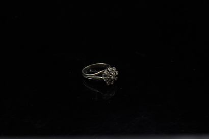 null Daisy ring in 18k (750) white gold set with nine imitation white stones.
Finger...