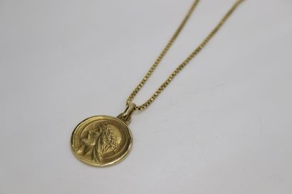 null AUGIS
Chaîne à maille vénitienne et médaille religieuse en or jaune 18K (750)...
