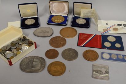 null Lot of 14 modern medals on various and foreign subjects. Two sets of American...