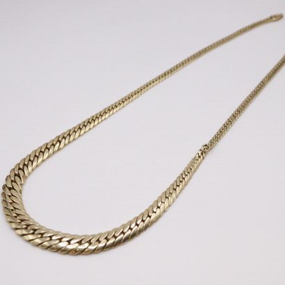 null Necklace in yellow gold 18k (750) with English mesh in fall. 
French work. 
Around...