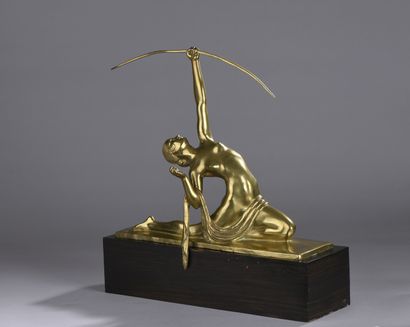null BOURAINE Marcel, 1886-1948,
Archère,
bronze à patine dorée sur socle en bois...