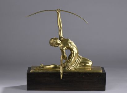 null BOURAINE Marcel, 1886-1948,
Archère,
bronze à patine dorée sur socle en bois...