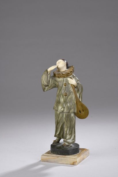 null MIMO BLASCO Claudio, XXth century,
Pierrot with a mandolin,
bronze with green,...