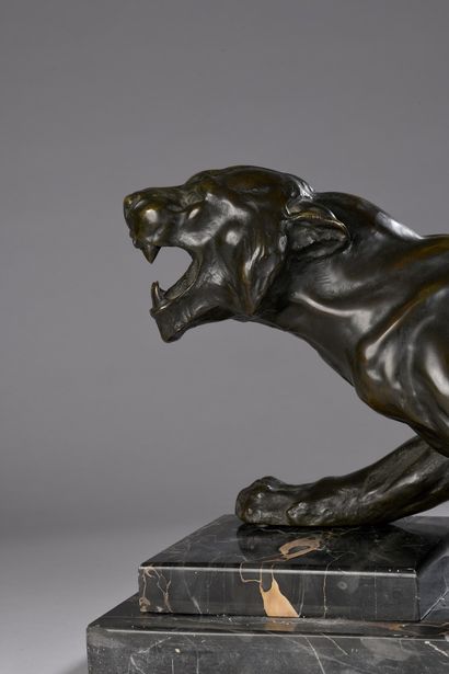 null DE MARCO L., XXe siècle,
Tigre rugissant,
bronze à patine brun foncé sur socle...