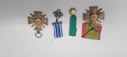 Lot:
- 2 war crosses 1939 (one without ribbon)
-...