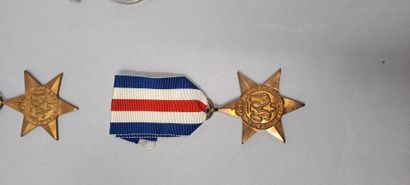 null Lot including:
1/ English decoration set:
- 2 bronze star 1939-1945
- 2 bronze...