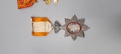 null Ensemble comprenant:
- Médaille de la République du Vietnam (officier)
- Million...