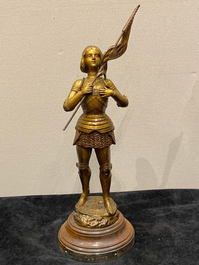 null Ensemble de 3 sculptures
- Jeanne-d'Arc en régule à patine brune foulant un...
