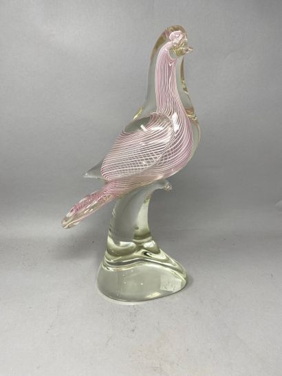 null MURANO
Grand oiseau en verre moulé à décor de lignes roses 
H : 39 cm