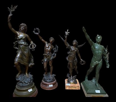 null Ensemble de 4 sculptures figurant des victoires 
- Un homme en régule à patine...