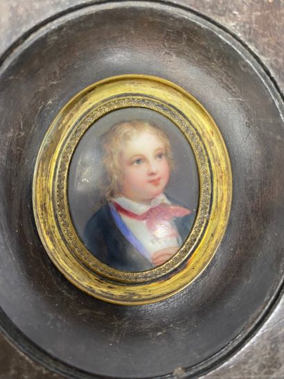 null Suite of two miniatures of oval form representing for the one, a young child...