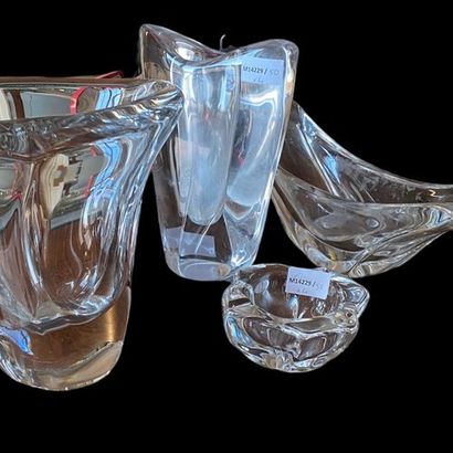 null Un ensemble de verrerie Daume France, comprenant deux vases, une coupe et un...