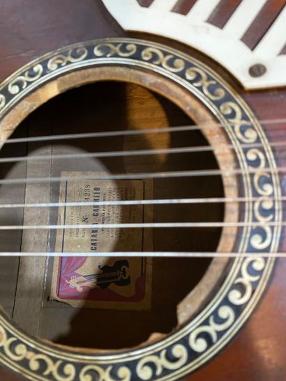 null Une guitare accoustique avec étiquette CAtania Carmelo à l'intérieur, N° 24238....